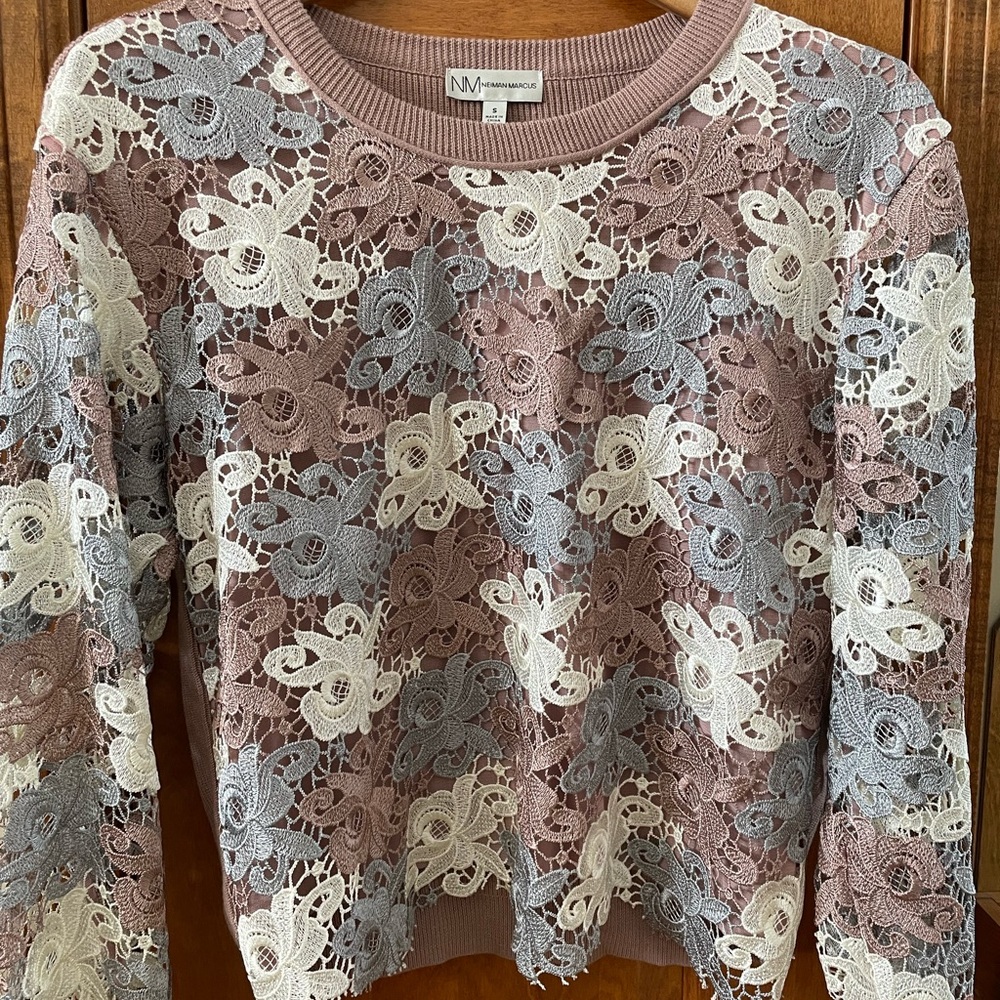 Pretty and unique new spring top. Size small. Neiman Marcus. NWT.